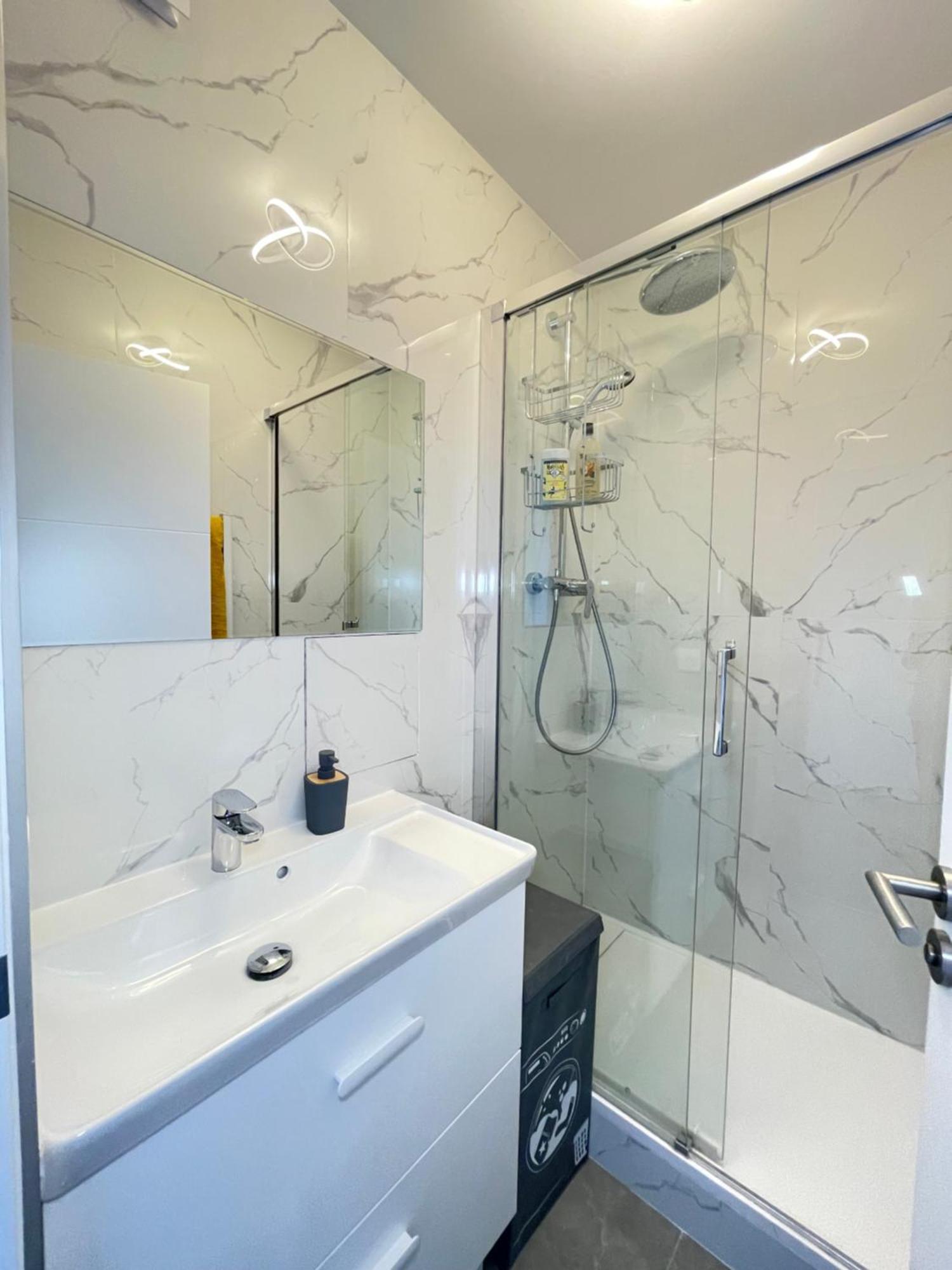 Paris Pantin Magnifique Appartement 4 Pieces De 108M2 Avec 2 Parking Interieur - Tres Cosy Pour 1 A 12 Personnes - Entierement Refait A Neuf Entire Apartment Luxurious And Warm - Pantin Paris 19 Eme Free Wifi Gratuit Dış mekan fotoğraf